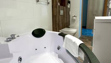 مكتب ومساحة عمل للكمبيوتر المحمول وأسرّة أطفال/رضّع وواي فاي مجانًا