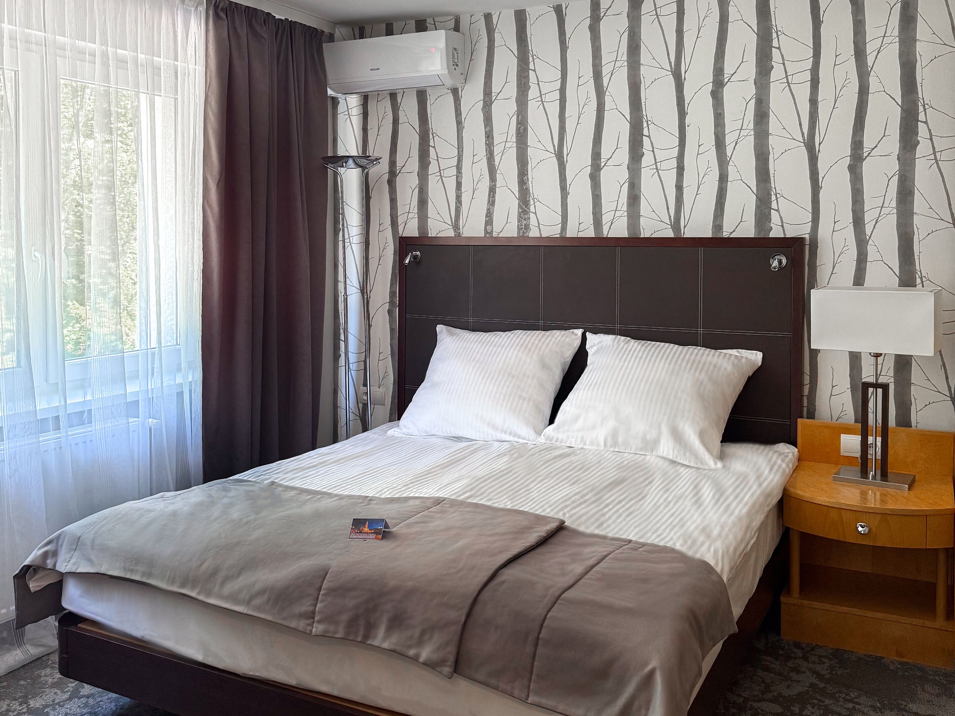 Meja kerja dan ruang kerja ramah laptop