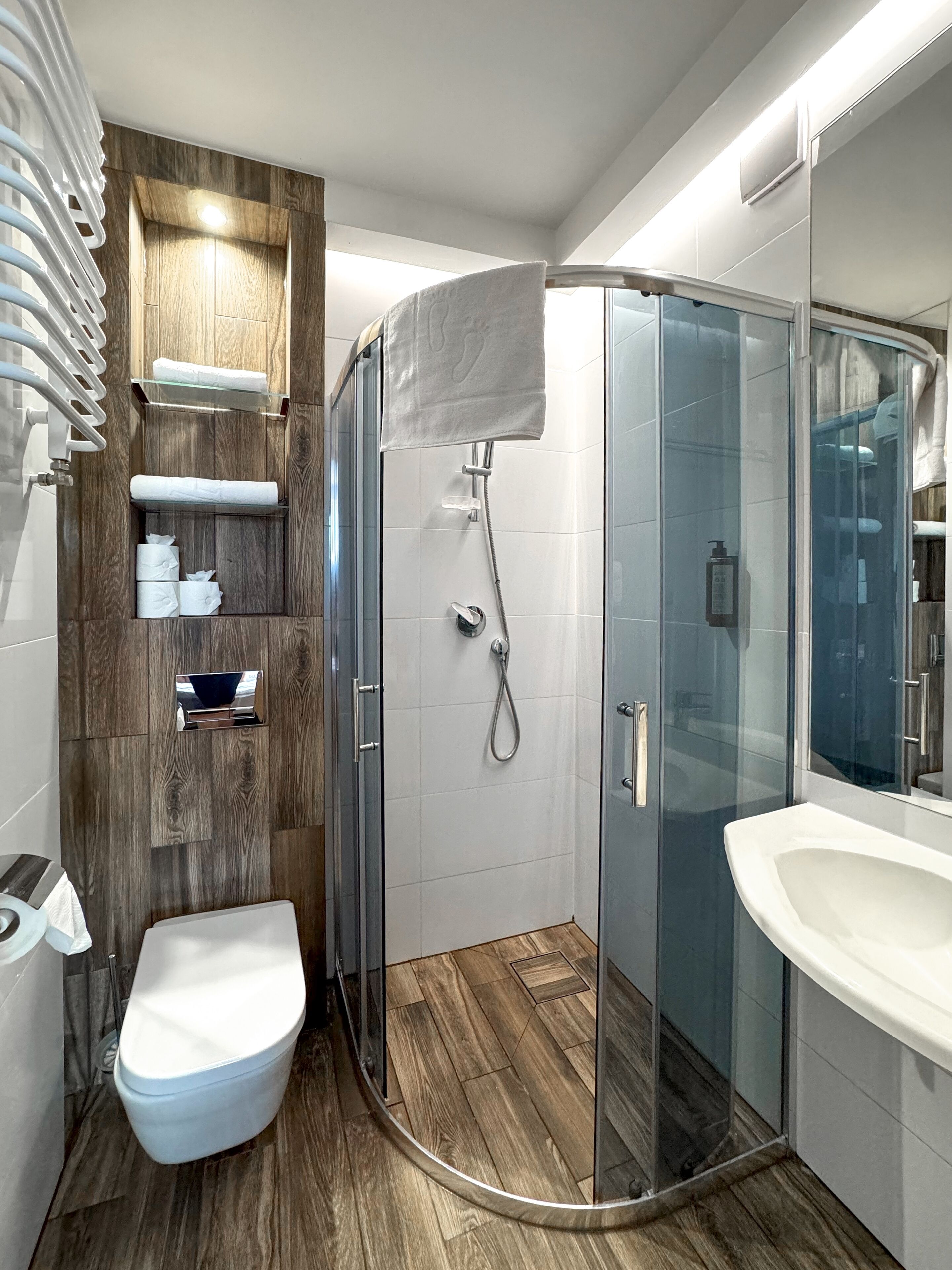 Meja kerja dan ruang kerja ramah laptop