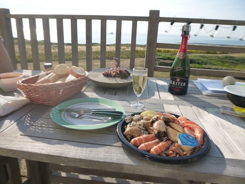 Sunny appartment with panoramic view on the Channel and the English coastline
