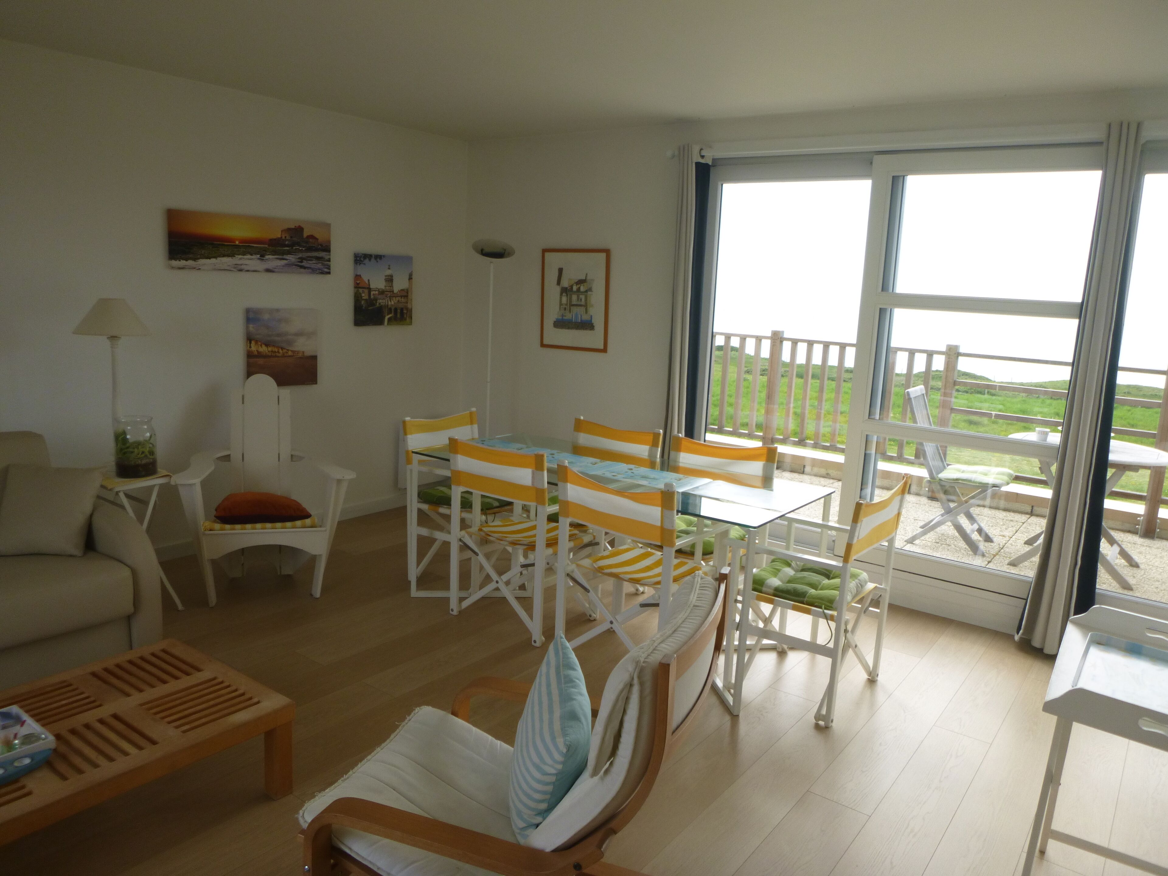 Télévision, livres, chaîne hi-fi