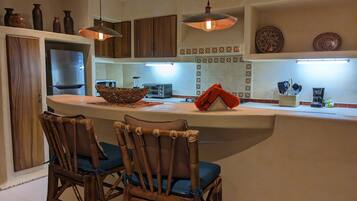 Réfrigérateur, micro-ondes, plaque de cuisson, cafetière/bouilloire