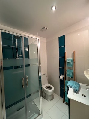 Habitación estándar | Baño | Artículos de higiene personal gratuitos, secador de pelo y toallas