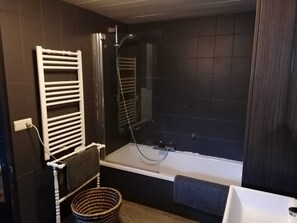 Regadera y papel de baño 