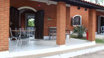 Standard Chalet, Garden View | Living area