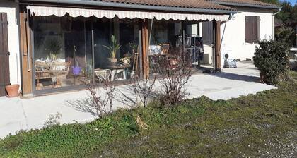 Chambre lumineuse dans maison familiale calme