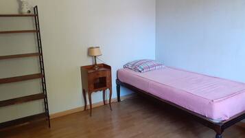 1 slaapkamer, een strijkplank/strijkijzer, wifi