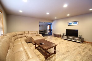 Smart-TV, Kamin, Videospiele, DVD-Player