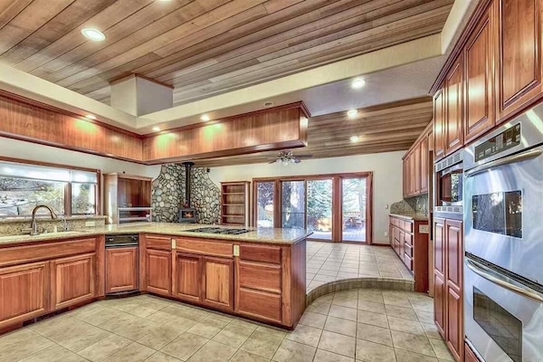 Kylskåp, mikrovågsugn, ugn och spishäll