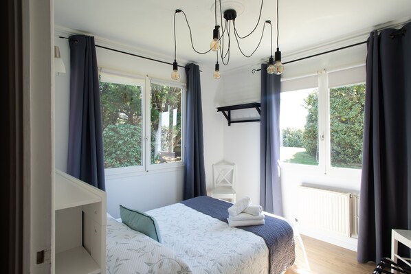 4 bedrooms, desk, iron/ironing board, travel crib
