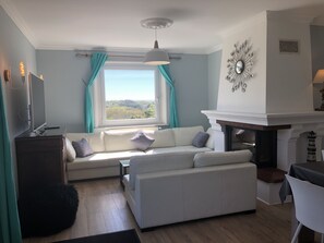 Una Smart TV, una chimenea