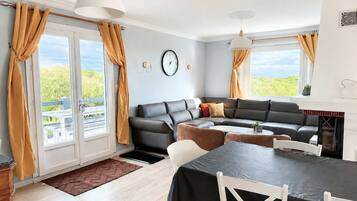 Smart TV, fireplace