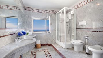 Exclusieve villa, privézwembad, uitzicht op zee | Badkamer | Gratis toiletartikelen, een haardroger, een bidet, handdoeken