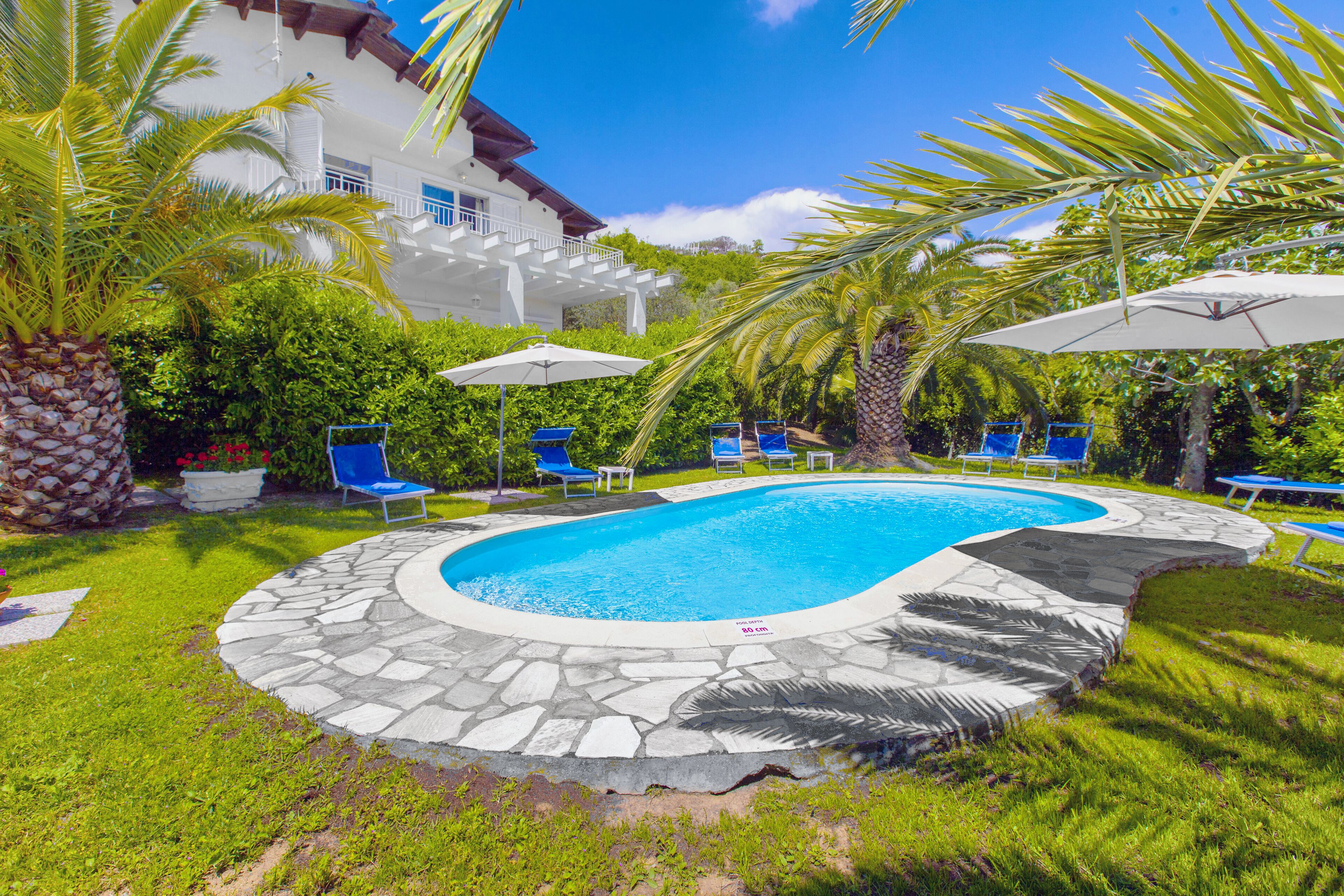 Sesongbasert utendørsbasseng og solsenger