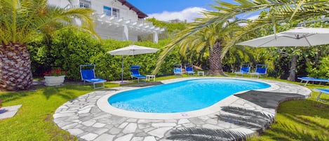 Sesongbasert utendørsbasseng og solsenger