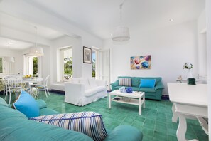 Exclusive Villa, Private Pool, Sea View | Living area | 32-inch flat-screen TV with digital channels - YourHome - Villa Claudette (Massa Lubrense)