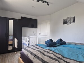 3 slaapkamers, een strijkplank/strijkijzer, wifi, beddengoed
