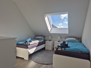 3 bedrooms, iron/ironing board, WiFi, bed sheets