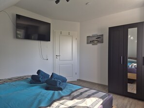 3 bedrooms, iron/ironing board, WiFi, bed sheets