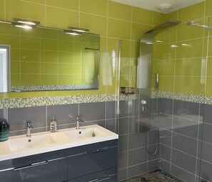 Douche, sèche-cheveux, savon, shampoing