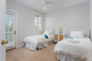 3 bedrooms, free WiFi, bed sheets - Wrightsville Beach Condo - Steps from the beach! (Wrightsville Beach)
