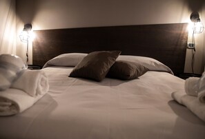 Kamer, 1 twee- of 2 eenpersoonsbedden, uitzicht op de stad | Een kluis op de kamer, individueel gemeubileerd, een bureau, gratis wifi