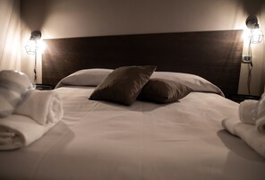 Caja de seguridad en la habitación, muebles diferentes y escritorio