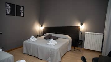 Camera quadrupla, vista città | Una cassaforte in camera, con arredamento individuale, una scrivania