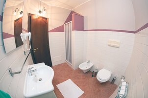 Caja de seguridad en la habitación, muebles diferentes y escritorio