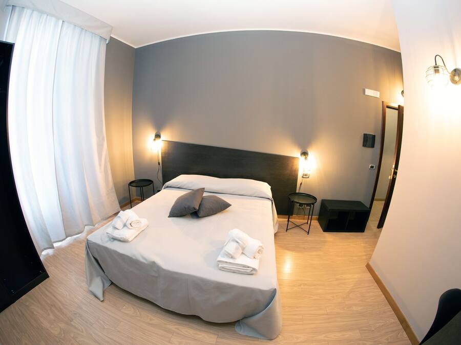 Kamer, 1 twee- of 2 eenpersoonsbedden, uitzicht op stad | Een kluis op de kamer, individueel gemeubileerd, een bureau, gratis wifi