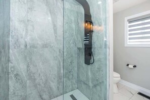 Dusche, Haartrockner, Shampoo