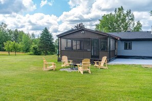 Terrace/patio - Serene 4BR house w/ Hot tub, Lake, Billiards & BBQ (Georgina)