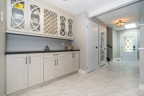 Interior - Serene 4BR house w/ Hot tub, Lake, Billiards & BBQ (Georgina)