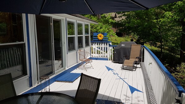 Outdoor dining - Lakefront Cottage in Beautiful Lanark Highlands (McDonalds Corners)
