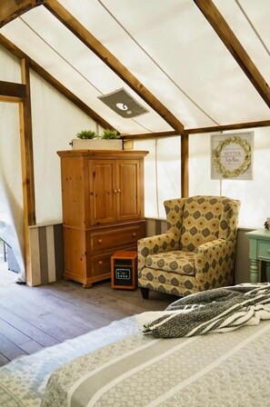 1 habitación y ropa de cama