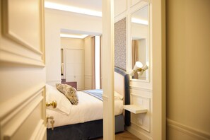 Luxe studio suite | Luxe beddengoed, bedden met traagschuimmatrassen, een kluis op de kamer