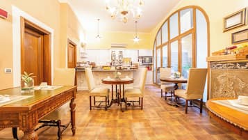 Tägliches Frühstücksbuffet (8 EUR pro Person)