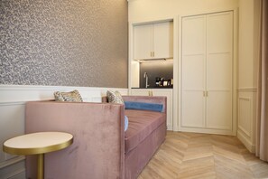 奢华开间套房 | 起居区 | 42-英寸智能电视（配备数码频道）