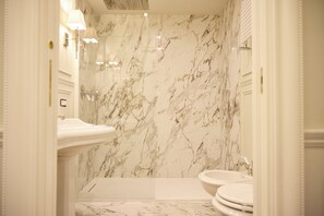 华丽客房 | 浴室 | 淋浴设施、大花洒淋浴喷头、毛巾