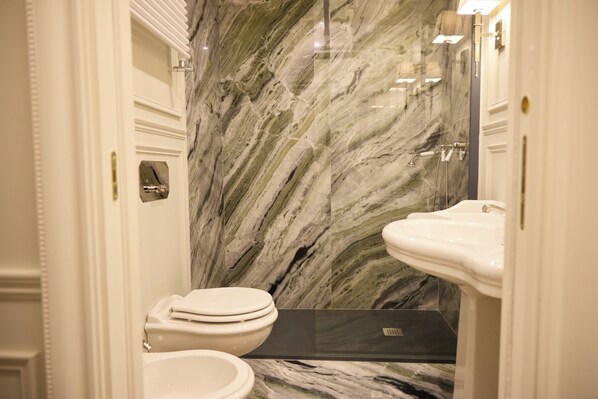 高級客房 | 浴室 | 淋浴設備、淋浴花灑、毛巾