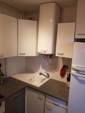 Cookware/dishes/utensils