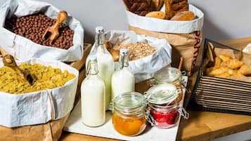 Daily buffet breakfast (PLN 65 per person)