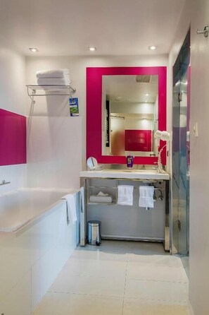 Business Studio Suite | Bathroom | Combined shower/tub, hair dryer, towels, soap - Metropol Hotel Katowice (Katowice)