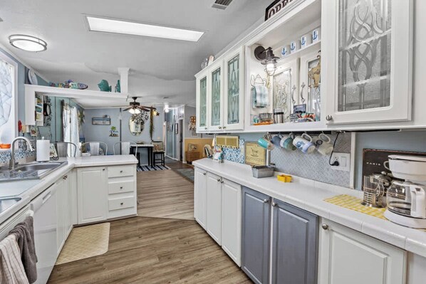 冷蔵庫、電子レンジ、オーブン、コンロ