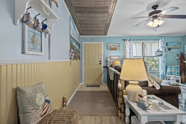 Televisión, chimenea, libros y oficina 