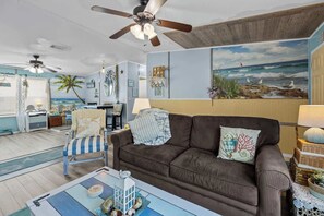 テレビ、暖炉、書庫、書斎 / ワークスペース