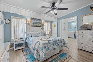 4 室のベッドルーム、デスク、アイロン / アイロン台、旅行用ベビーベッド