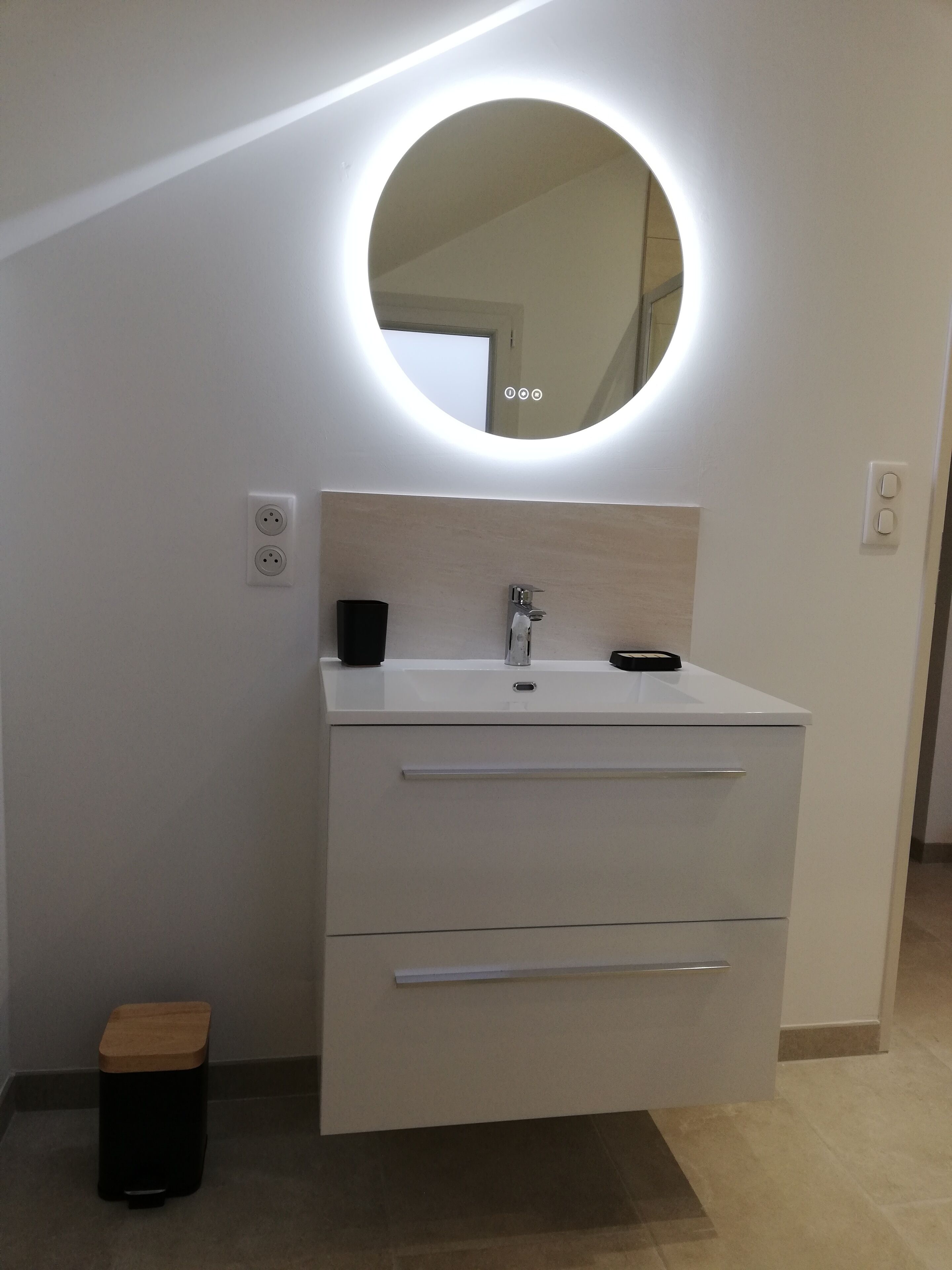 Dusche, Haartrockner, Seife, Toilettenpapier