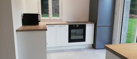 Réfrigérateur, four à micro-ondes, un four, surface de cuisson