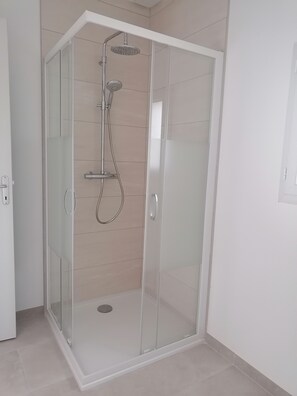 Douche, sèche-cheveux, savon, papier toilette